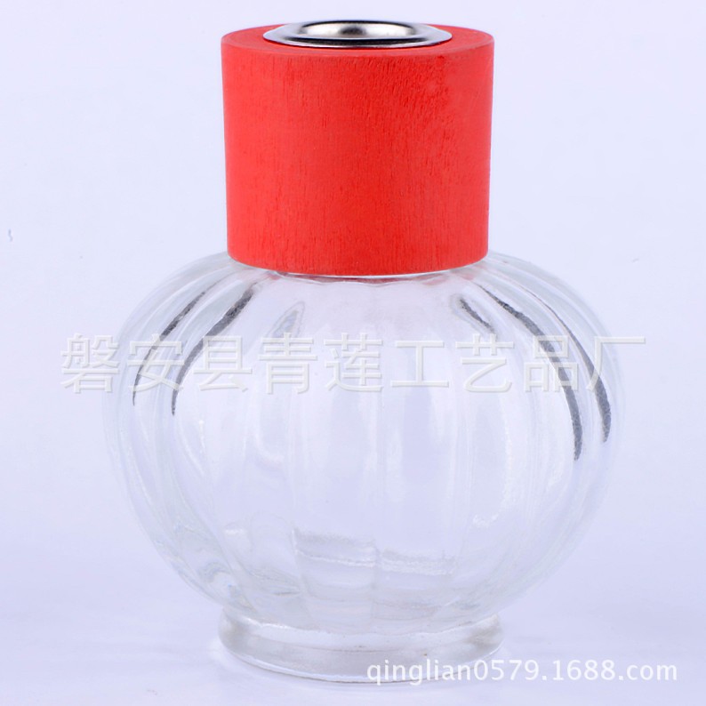 金色的瓶盖和透明的瓶身展现出高贵的气质