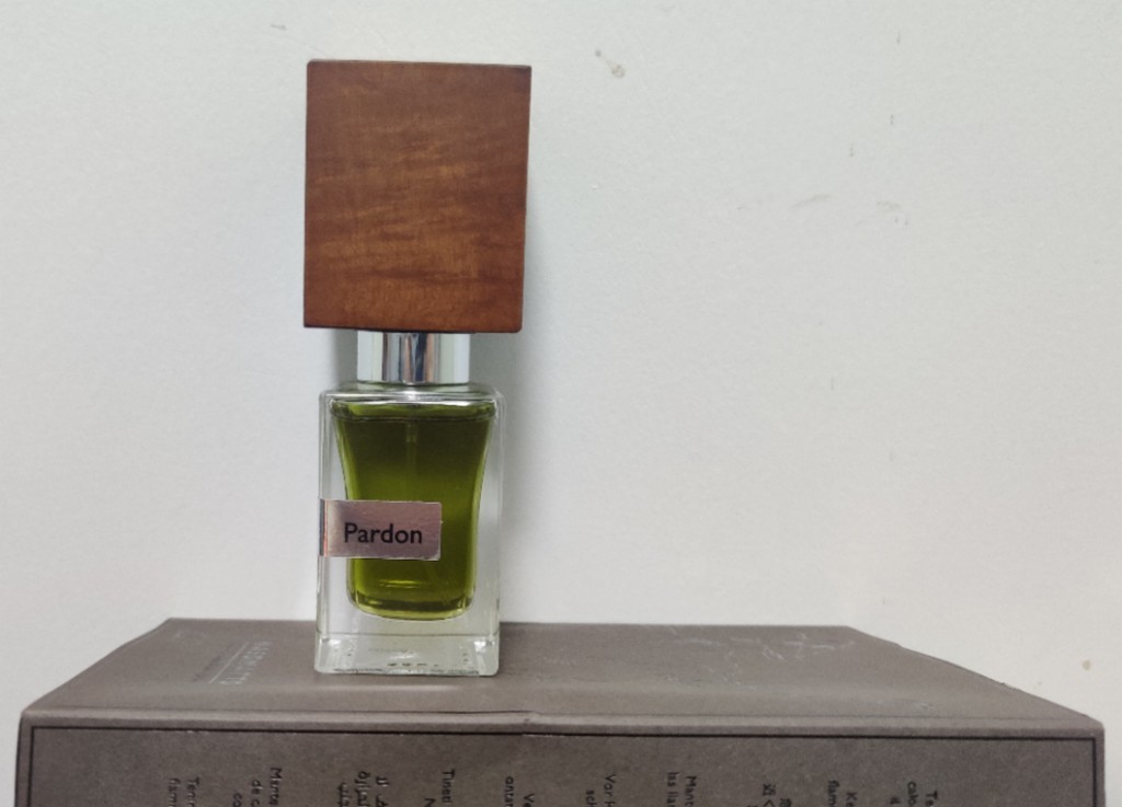 新买的车使用香水可通过挂式、摆式、喷雾等多种方式放在后视镜、中控台、空调出风口等位置同时要留意诸多要点