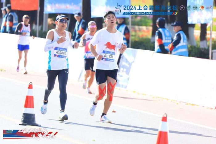 全球约2.6万名跑者汇聚云南海埂会堂，开启2024上