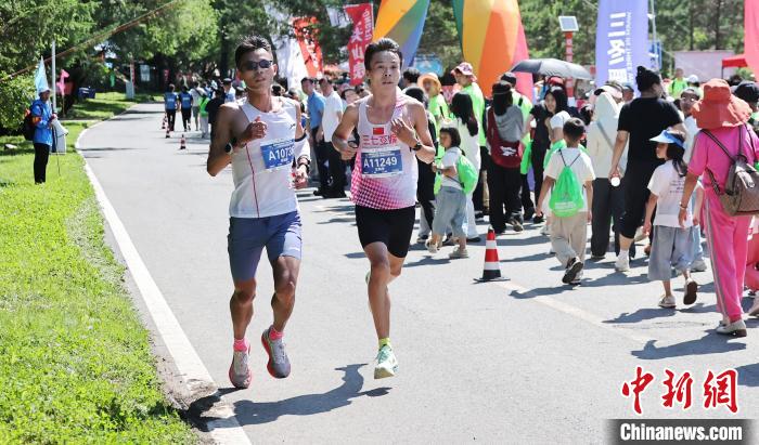 2025哈尔滨长寿森林半马开跑 补给站“锅包肉”引