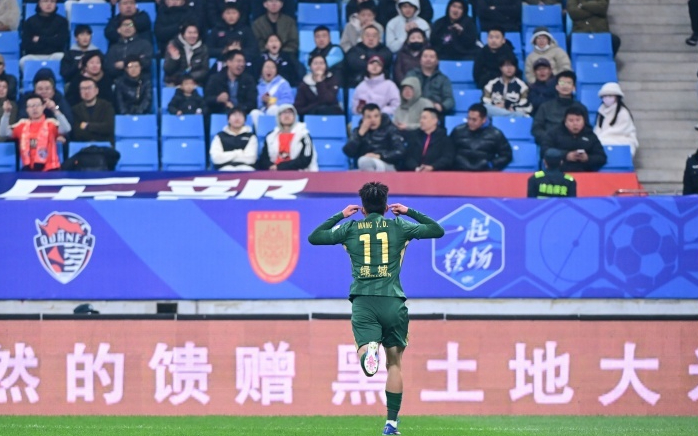 王钰栋打码照片回击球迷辱骂引争议