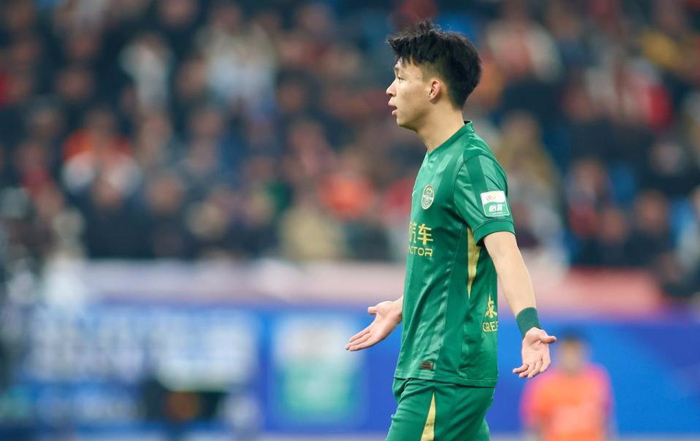 王钰栋打码照片回击球迷辱骂引争议