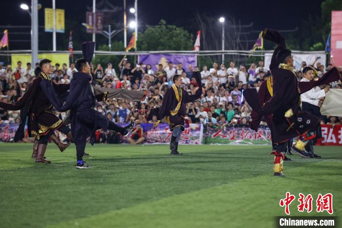 藏族球队首赴贵州村超友谊赛引5万球迷狂欢