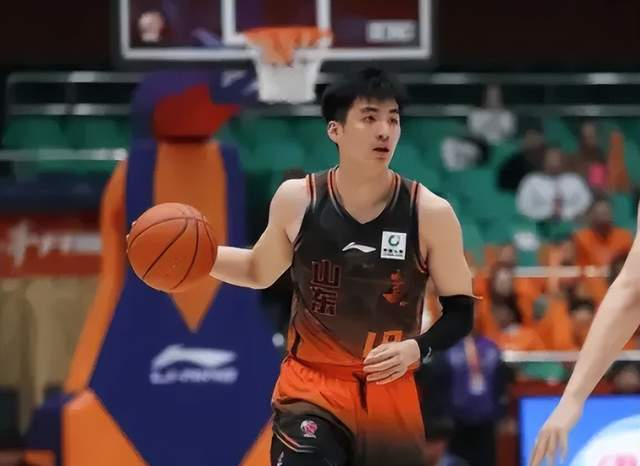 山东男篮迎战广东男篮 双星缺阵伤病影响成关键
