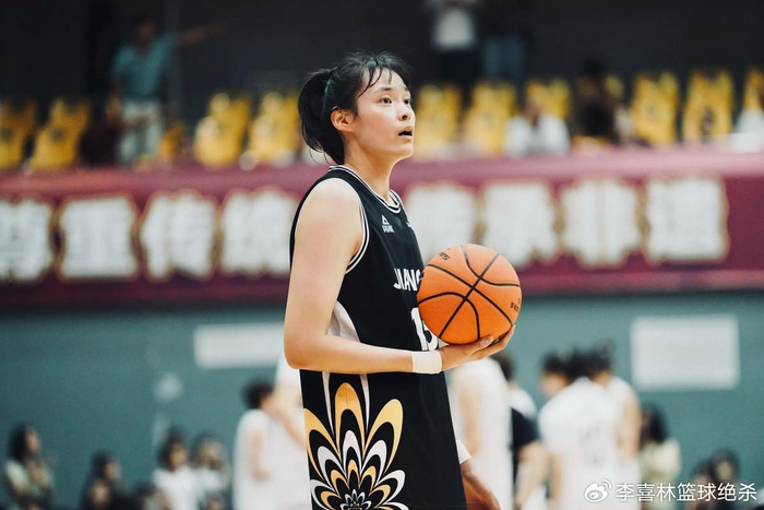 许晨妍半决赛高效表现引关注 三分火力助其转型