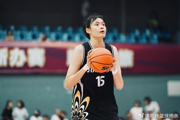 许晨妍半决赛高效表现引关注 三分火力助其转型