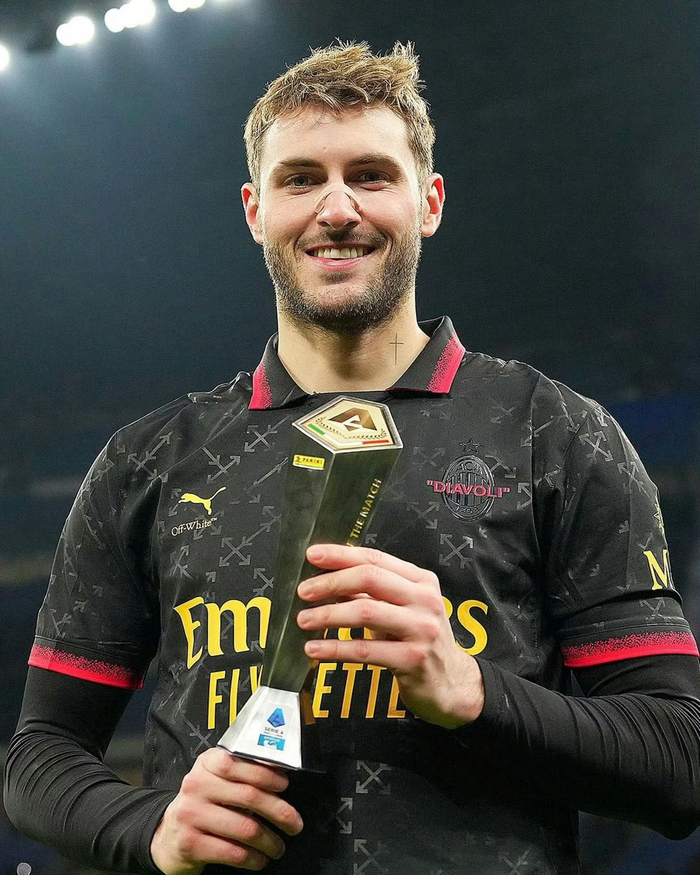 米兰球星圣地亚哥·希门尼斯生日快乐 球迷集体